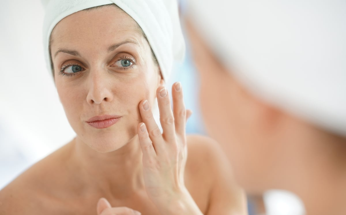 Thời kỳ mãn kinh, Làn da giảm khả năng sản xuất dầu (bã nhờn) và giữ ẩm, dẫn đến tình trạng khô, bong tróc, ngứa và cảm giác căng kít.